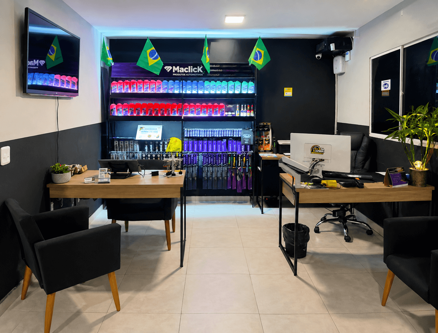 Recepção com sala de espera e produtos automotivos